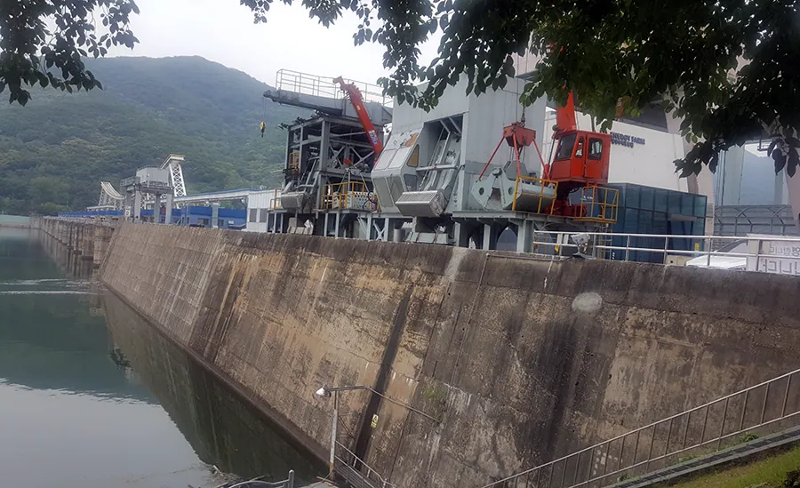 Visual inspection of dam intake bar screen